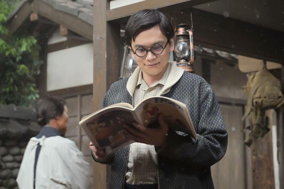 嵩（北村匠海）はガラクタからアメリカの雑誌をみつける