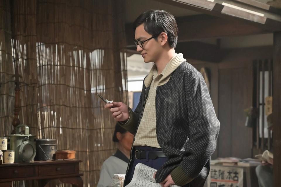 健太郎からもらった万年筆を見て笑みがこぼれる嵩（北村匠海）