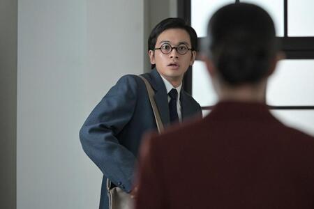 高知新報でのぶと出くわした嵩（北村匠海）