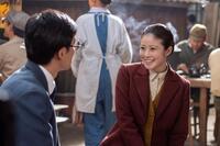 嵩（北村匠海）と話すのぶ（今田美桜）は笑顔