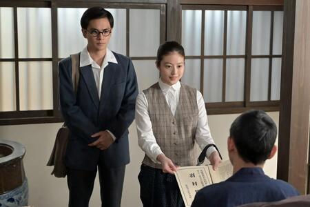 嵩（北村匠海）と質屋を訪ねたのぶ（今田美桜）