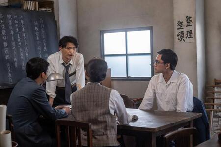 『月刊くじら』編集部で、東海林（津田健次郎・左）の話に耳を傾ける嵩（北村匠海・右）たち