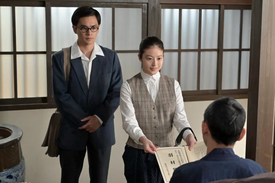 嵩（北村匠海）と質屋を訪ねたのぶ（今田美桜）