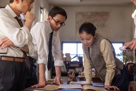 のぶはある婦人代議士に興味を…。左から、東海林（津田健次郎）、嵩（北村匠海）、のぶ（今田美桜）