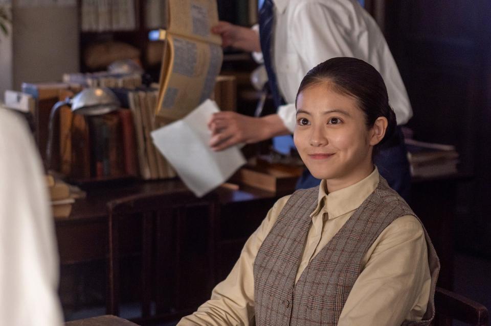 『月刊くじら』編集部でイキイキとした表情の、のぶ（今田美桜）