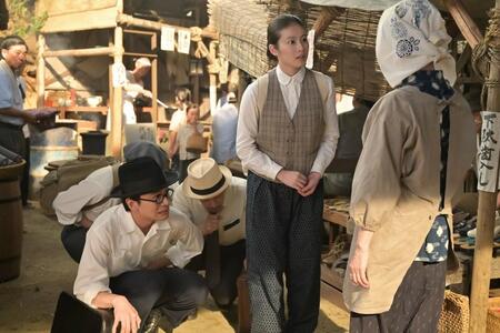 腹を押さえてうずくまる嵩（北村匠海）たちに、のぶ（今田美桜）は慌てて…！