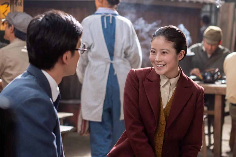 嵩（北村匠海）と話すのぶ（今田美桜）は笑顔