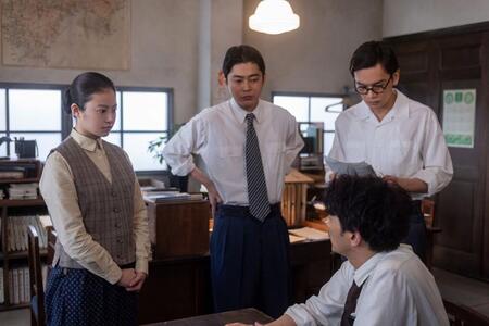 　『月刊くじら』編集部の面々。左から、のぶ（今田美桜）、岩清水（倉悠貴）、東海林（津田健次郎）、嵩（北村匠海）