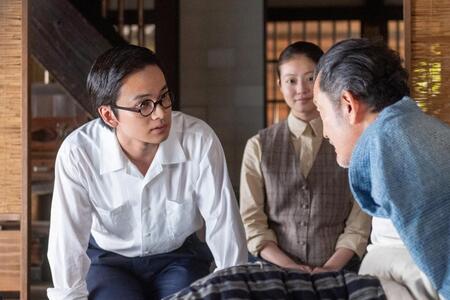 　嵩も釜次を見舞いに訪ねる。左から、嵩（北村匠海）、のぶ（今田美桜）、のぶの祖父・釜次（吉田鋼太郎）