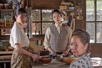 　のぶたちは祖父・釜次を心配して…。左から、末の妹・メイコ（原菜乃華）、のぶ（今田美桜）、祖母・くら（浅田美代子）