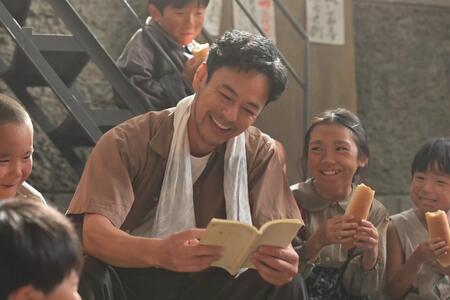 　嵩は戦友・八木（妻夫木聡）と思いがけない再会を。のぶは八木を記事にする