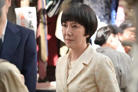 　「ガード下の女王」と呼ばれる婦人代議士・薪鉄子（戸田恵子）