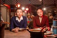 同期の琴子（鳴海唯・左）とのぶ（今田美桜）