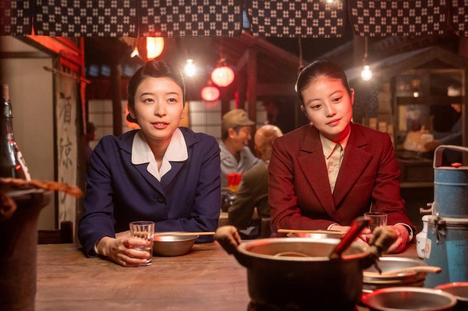 同期の琴子（鳴海唯・左）とのぶ（今田美桜）