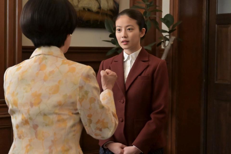 上京したのぶ（今田美桜）は、鉄子（戸田恵子・左）のもとへ