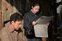 東京で新聞記事に目を見張るのぶ（今田美桜）と、八木（妻夫木聡）