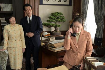 連絡をとるのぶ（今田美桜・右）を見守る鉄子（戸田恵子・左）たち