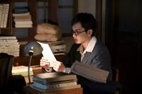 嵩（北村匠海）は編集室で黙々と表紙絵を描く