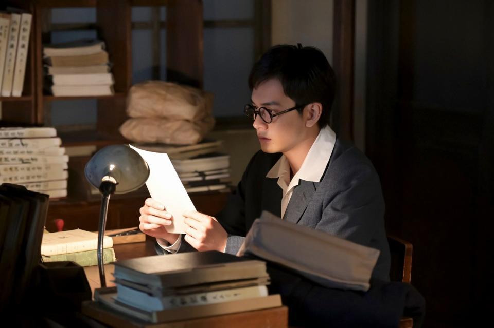 嵩（北村匠海）は編集室で黙々と表紙絵を描く