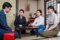 上京したのぶにハンドバッグを渡しそびれた嵩…。左から、嵩（北村匠海）、のぶの母・羽多子（江口のりこ）、次女・蘭子（河合優実）、三女・メイコ（原菜乃華）