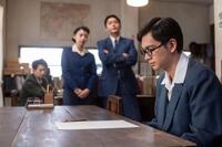 嵩は真っ白な原稿を前に…。左から、東海林（津田健次郎）、琴子（鳴海唯）、岩清水（倉悠貴）、嵩（北村匠海）