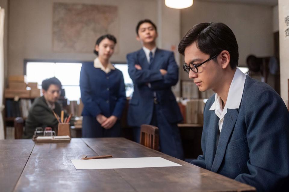 嵩は真っ白な原稿を前に…。左から、東海林（津田健次郎）、琴子（鳴海唯）、岩清水（倉悠貴）、嵩（北村匠海）