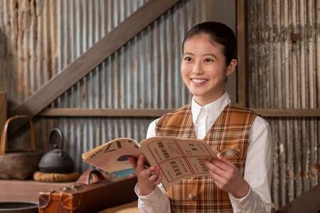 『月刊くじら』を見て嬉しそうな表情ののぶ（今田美桜）