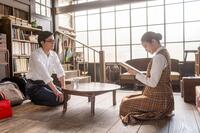 のぶ（今田美桜）に雑誌を見せる嵩（北村匠海）