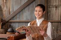 『月刊くじら』を見て嬉しそうな表情ののぶ（今田美桜）