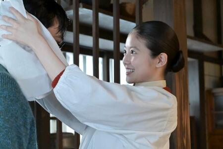 嵩（北村匠海）の濡れた頭をやさしく拭いてあげるのぶ（今田美桜）