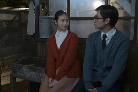 のぶ（今田美桜）と嵩（北村匠海）は宴席を抜け出す