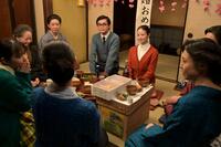 両家の女性陣が嵩（北村匠海）とのぶ（今田美桜・中央）の結婚祝いに集まる