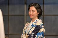 のぶの部屋に、嵩の母・登美子（松嶋菜々子）が突然やって来る