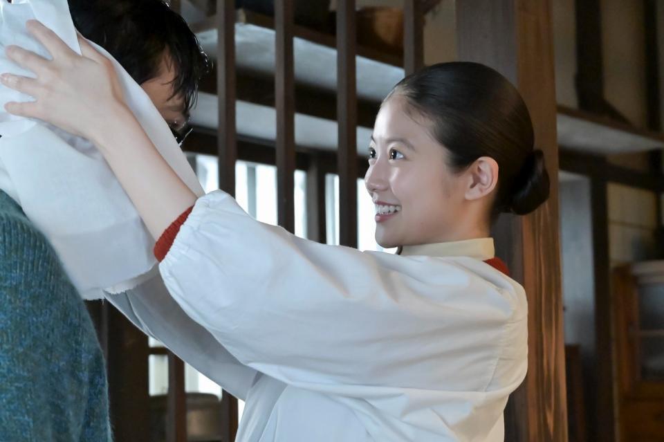 嵩（北村匠海）の濡れた頭をやさしく拭いてあげるのぶ（今田美桜）