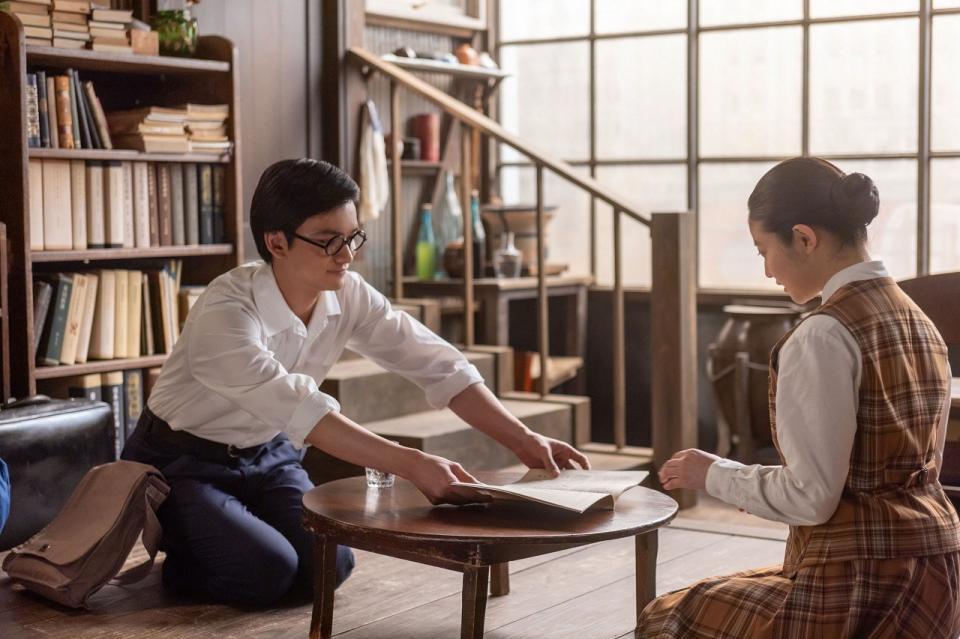 上京し、のぶ（今田美桜）に誌面を見せる嵩（北村匠海）