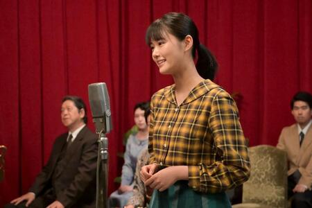 のど自慢の予選会で順調に歌いだすメイコ（原菜乃華）