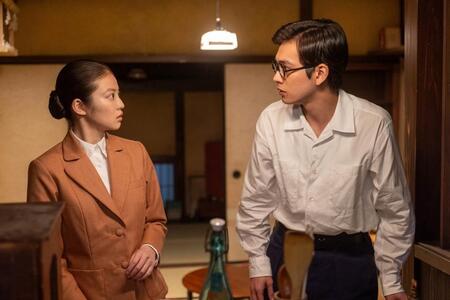 顔を見合わせるのぶ（今田美桜）と嵩（北村匠海）