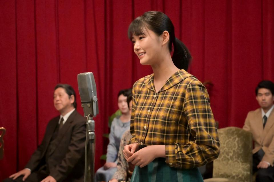 のど自慢の予選会で順調に歌いだすメイコ（原菜乃華）