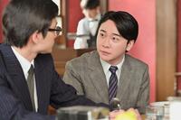 嵩（北村匠海・左）は偶然、たくや（大森元貴）と再会！