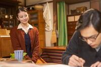 愚痴りながら描く嵩（北村匠海）を、のぶ（今田美桜）は楽しそうだと見つめて…