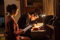 漫画を描く嵩（北村匠海）のそばで寄り添うのぶ（今田美桜）