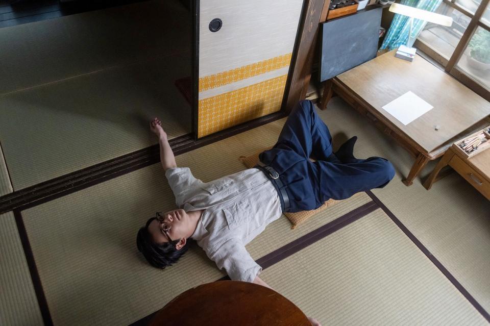 舞台公演の成功後、嵩（北村匠海）はぼんやりとしていた