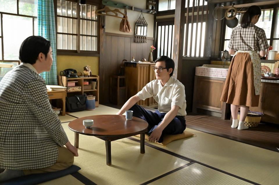 訪ねてきたたくや（大森元貴・左）の言葉にも、嵩（北村匠海）は聞く耳を持たず…