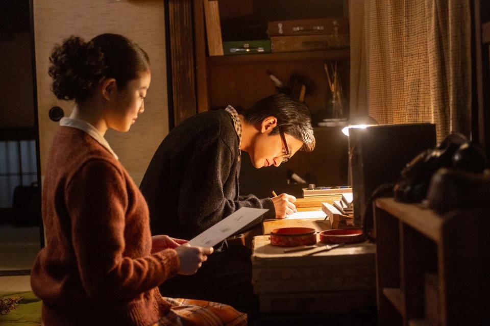 漫画を描く嵩（北村匠海）のそばで寄り添うのぶ（今田美桜）