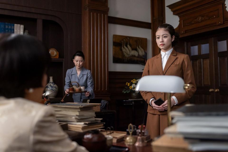 秘書を務めるのぶ（今田美桜・右）は、鉄子に仕事を続けさせてほしいと…