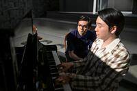 「手のひらを太陽に」は嵩（北村匠海・左）の詩にたくや（大森元貴）がメロディーをつけ生まれた