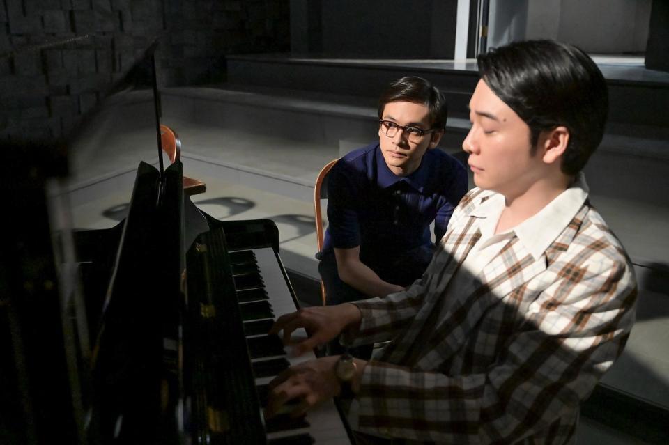 「手のひらを太陽に」は嵩（北村匠海・左）の詩にたくや（大森元貴）がメロディーをつけ生まれた