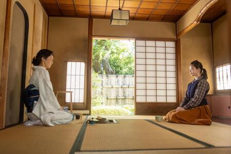 のぶ（今田美桜・右）は嵩の母・登美子（松嶋菜々子）の家を訪ねて