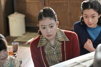 テレビの前で嵩の出演を見守るのぶ（今田美桜・中央）、蘭子（河合優実）