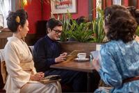 カフェでのぶが見た、女性たちに取り囲まれる嵩（北村匠海）